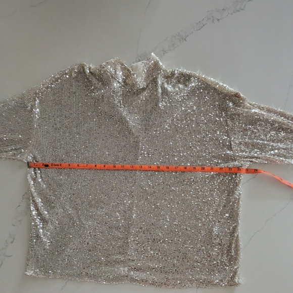 🆕️ H&M Metallic Gold Long Sleeves Small Top NWT - Picture 4 of 9